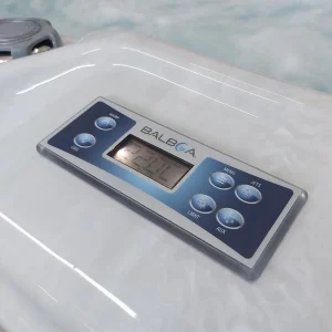 Nahaufnahme des Balboa Bedienfelds mit Digitalanzeige am Rand des Whirlpools JJSPA Beta 523.