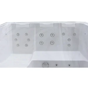 Nahaufnahme von drei Sitzen mit Kopfstützen und Rückenmassagedüsen im Whirlpool JJSPA Beta 414.