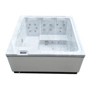 Frontansicht des Whirlpools JJSPA Beta 414 mit drei Sitzen mit Kopfstützen, Massagedüsen und Bedienfeld am Rand.
