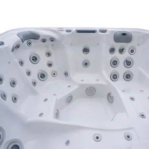 Ergonomische Sitze und Massagedüsen des JJSPA Beta 523 Whirlpools, Weißmarmor-Acryl.