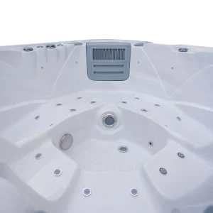 Ecke des JJSPA Beta 523 Whirlpools mit Skimmer und Filtrationssystem.
